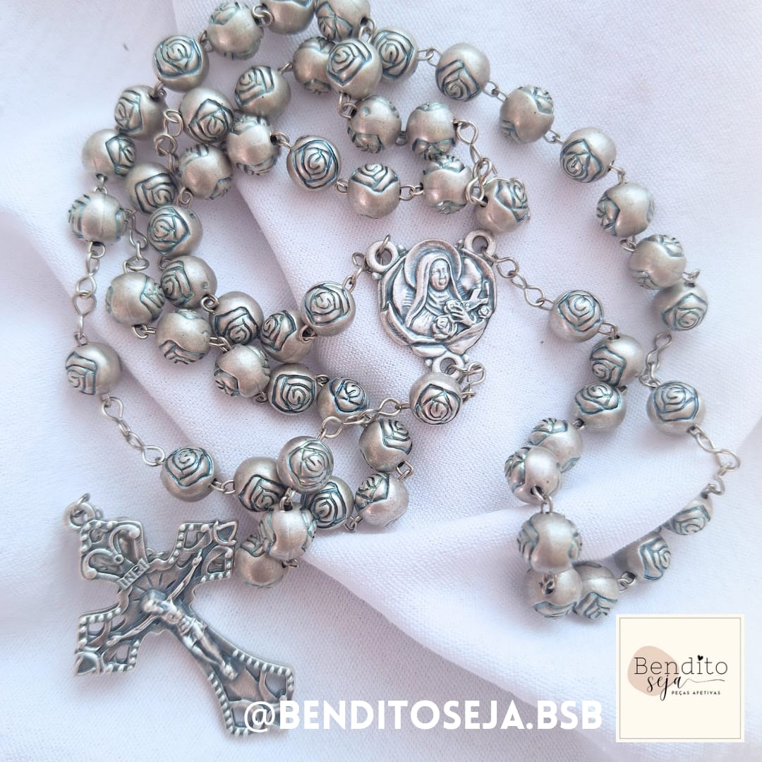 Terço botão rosa Santa Teresinha (metal somente entremeio e cruz)